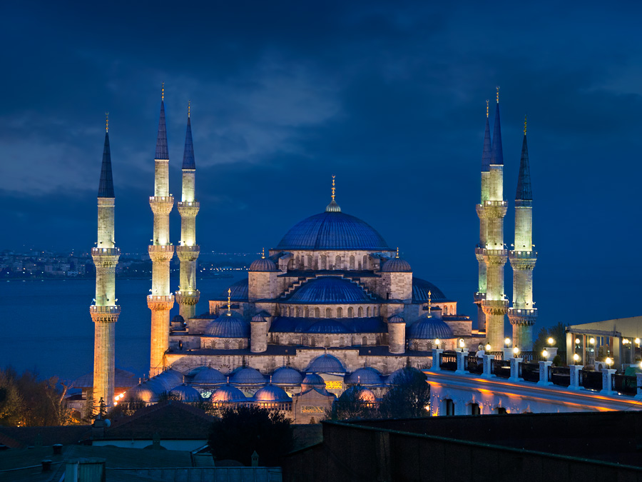 Nhà thờ Hồi giáo Blue Istanbul nguy nga lỗng lẫy trong đêm