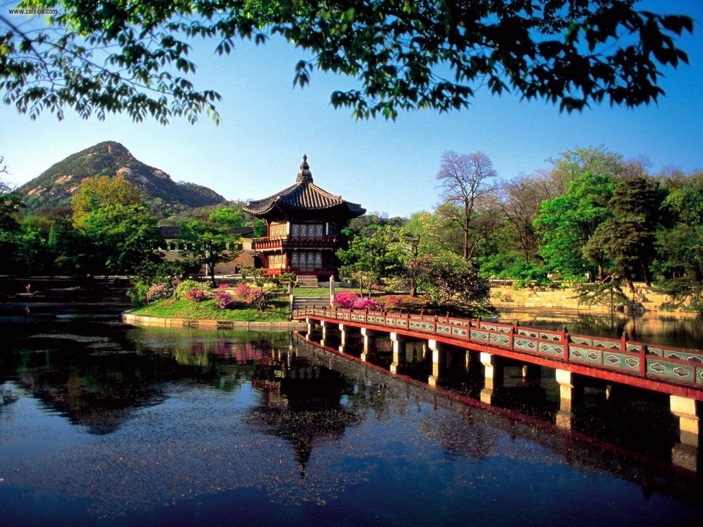 Cung điện Gyeongbokgung hiền hòa với cảnh sắc thiên nhiên